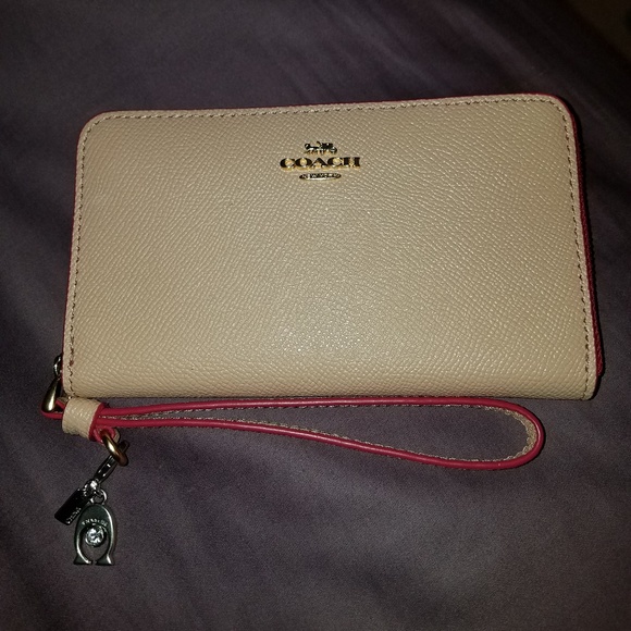 Coach Handbags - 💗Coach Phone Wallet💗